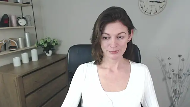 Snapshot of VivianWILD chatting on December 7, 5:37 am VivianWILD online show from December 7, 5:37 am