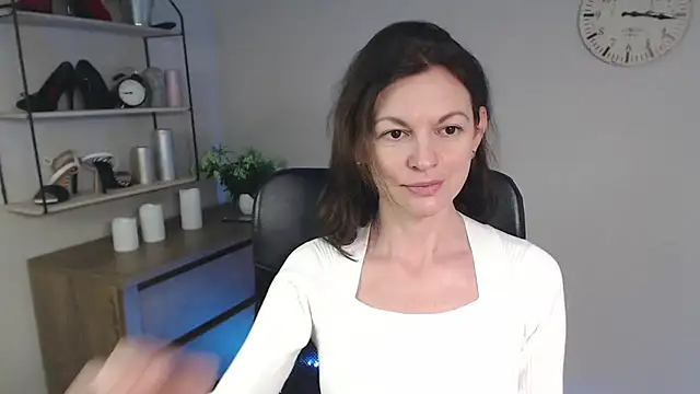 Snapshot of VivianWILD chatting on February 5, 7:29 am VivianWILD online show from February 5, 7:29 am