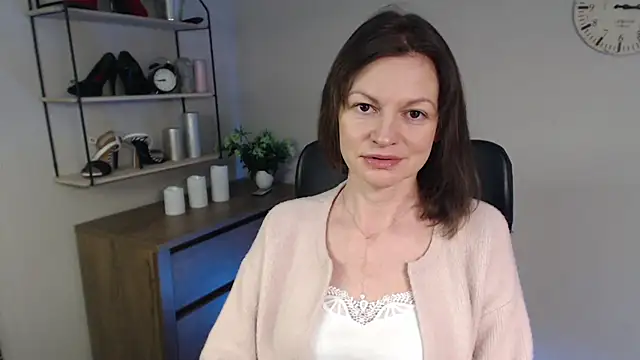 Snapshot of VivianWILD chatting on February 17, 7:15 am VivianWILD online show from February 17, 7:15 am