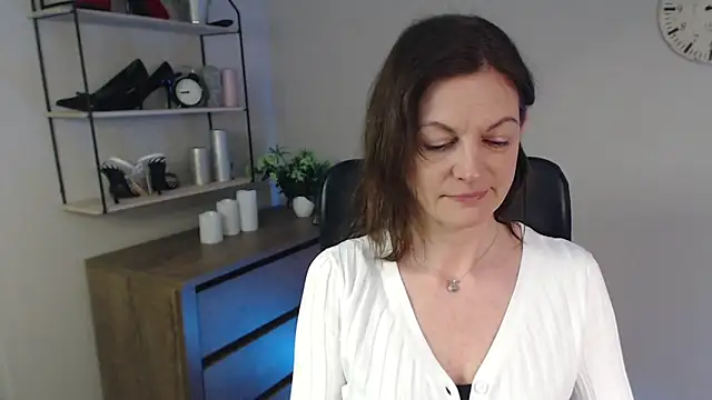 Snapshot of VivianWILD chatting on February 25, 7:20 am VivianWILD online show from February 25, 7:20 am