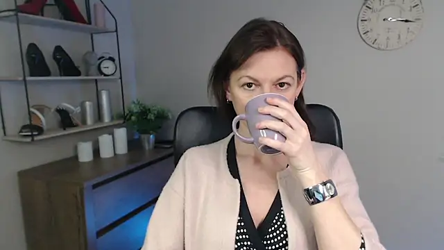 Snapshot of VivianWILD chatting on March 6, 9:58 am VivianWILD online show from March 6, 9:58 am