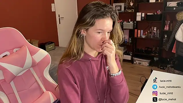 Snapshot of lucie_mehott chatting on December 3, 10:50 am lucie mehott online show from December 3, 10:50 am