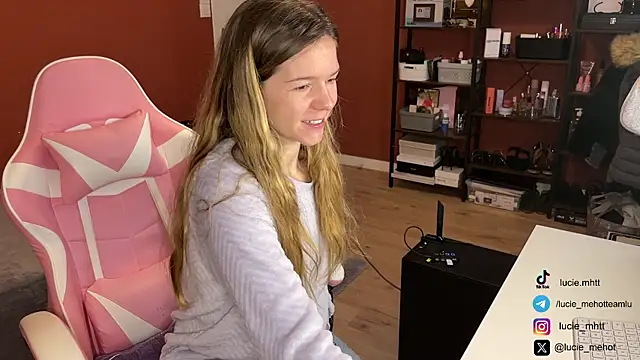 Snapshot of lucie_mehott chatting on December 10, 8:51 am lucie mehott online show from December 10, 8:51 am