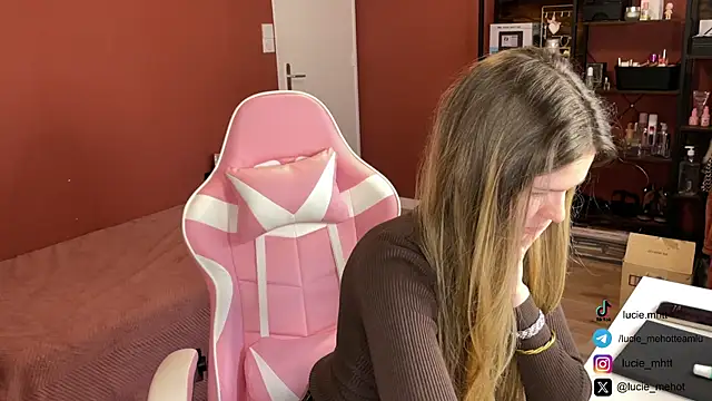 Snapshot of lucie_mehott chatting on January 31, 8:54 am lucie mehott online show from January 31, 8:54 am