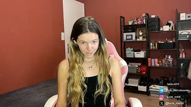 Snapshot of lucie_mehott chatting on March 17, 10:17 am lucie mehott online show from March 17, 10:17 am