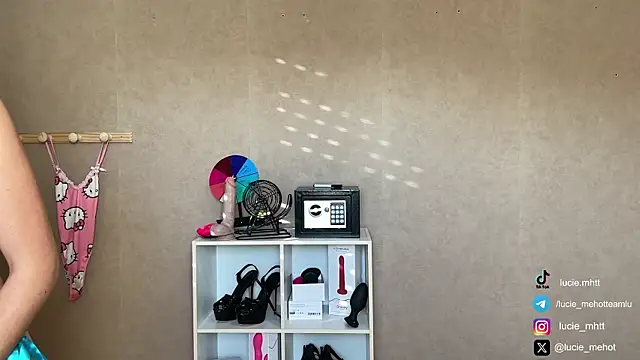 Snapshot of lucie_mehott chatting on September 18, 7:10 am lucie mehott online show from September 18, 7:10 am