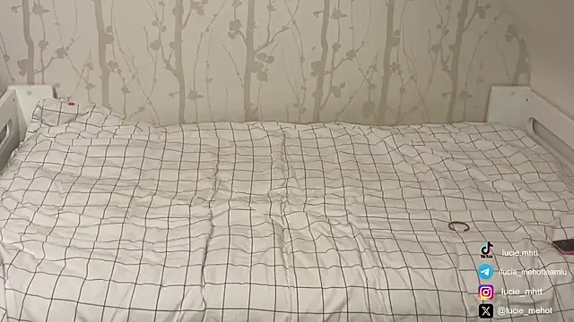 Snapshot of lucie_mehott chatting on September 24, 6:55 pm lucie mehott online show from September 24, 6:55 pm