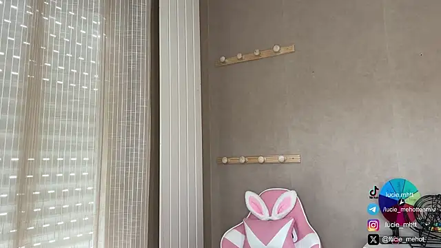 Snapshot of lucie_mehott chatting on September 28, 7:47 am lucie mehott online show from September 28, 7:47 am