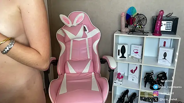 Snapshot of lucie_mehott chatting on September 29, 8:08 am lucie mehott online show from September 29, 8:08 am