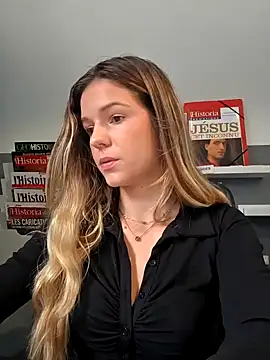 Snapshot of lucie_mehott chatting on October 3, 8:00 am lucie mehott online show from October 3, 8:00 am