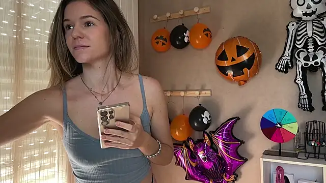 Snapshot of lucie_mehott chatting on October 12, 8:35 am lucie mehott online show from October 12, 8:35 am