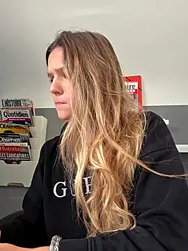 Snapshot of lucie_mehott chatting on November 4, 8:13 am lucie mehott online show from November 4, 8:13 am