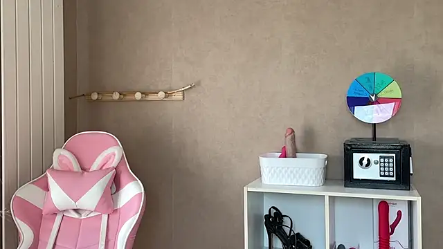 Snapshot of lucie_mehott chatting on November 13, 10:14 am lucie mehott online show from November 13, 10:14 am