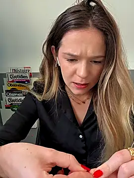 Snapshot of lucie_mehott chatting on November 18, 9:03 am lucie mehott online show from November 18, 9:03 am