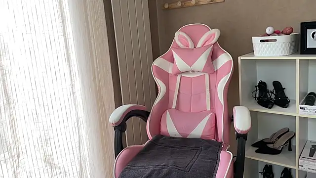 Snapshot of lucie_mehott chatting on November 30, 9:57 am lucie mehott online show from November 30, 9:57 am