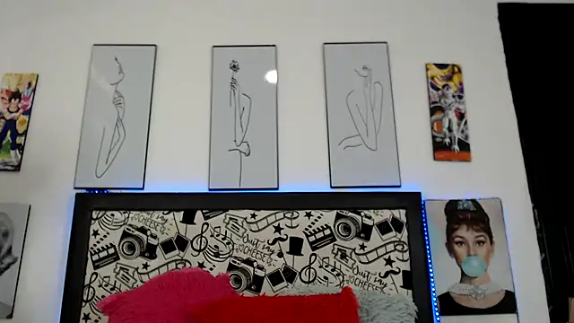 Rihana14 online show from April 10, 8:13 pm