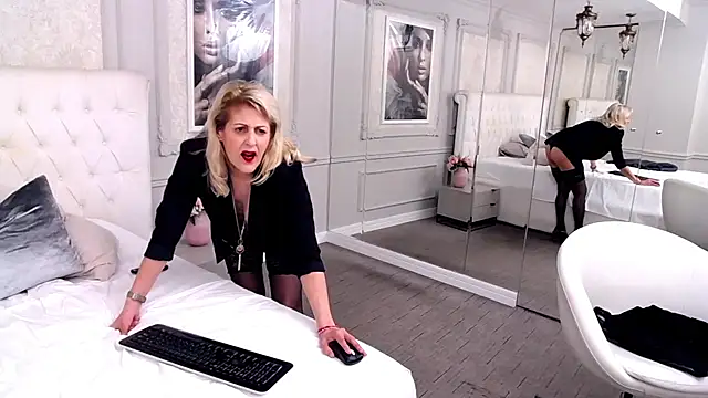 Snapshot of ElenaJuarez chatting on March 22, 6:03 pm ElenaJuarez online show from March 22, 6:03 pm