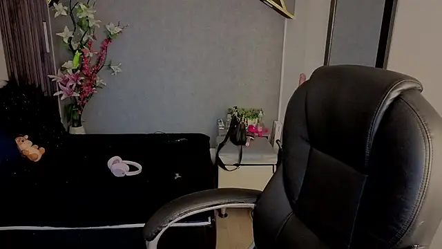 almma shy online show from October 22, 1:22 pm