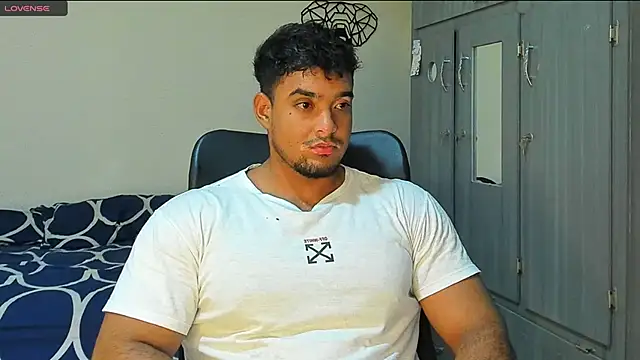 Snapshot of Big_furry_bear13 chatting on December 17, 4:12 am Big furry bear13 online show from December 17, 4:12 am