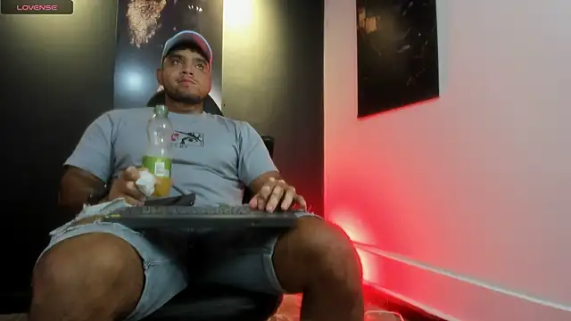 Snapshot of Big_furry_bear13 chatting on October 11, 10:25 am Big furry bear13 online show from October 11, 10:25 am