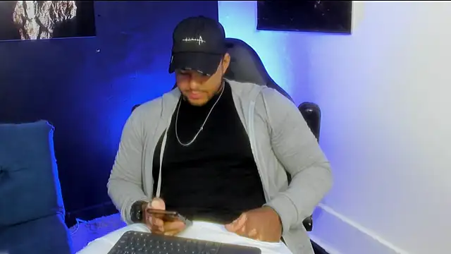 Snapshot of Big_furry_bear13 chatting on November 13, 12:59 pm Big furry bear13 online show from November 13, 12:59 pm