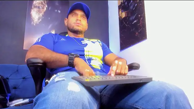 Snapshot of Big_furry_bear13 chatting on November 27, 5:20 am Big furry bear13 online show from November 27, 5:20 am