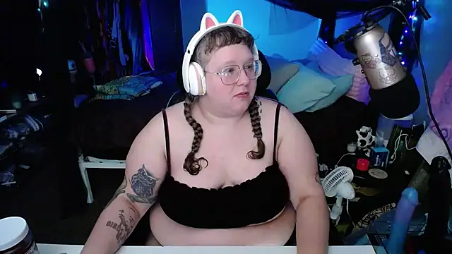 Snapshot of FatVeronica chatting on February 7, 12:09 am FatVeronica online show from February 7, 12:09 am