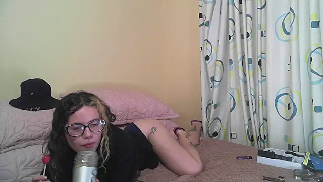 frikigyal online show from February 18, 2:38 am