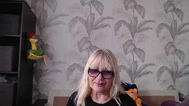 CamDiva113 online show from March 21, 1:01 pm