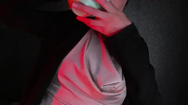 -danae- online show from April 19, 6:10 pm