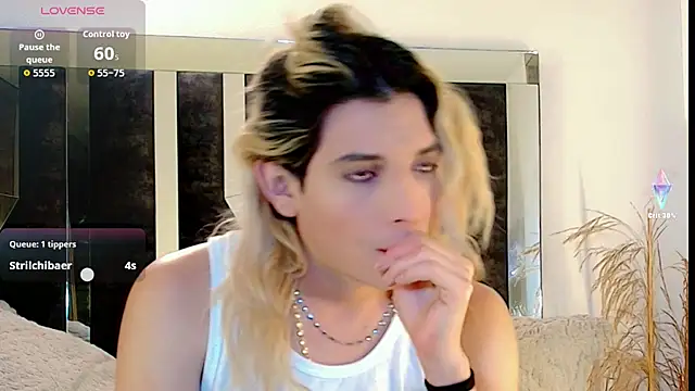 Snapshot of honey_skin chatting on November 25, 10:43 pm honey skin online show from November 25, 10:43 pm