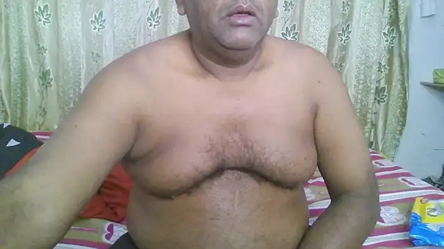 Snapshot of Beargryzzly chatting on December 15, 3:45 am Beargryzzly online show from December 15, 3:45 am