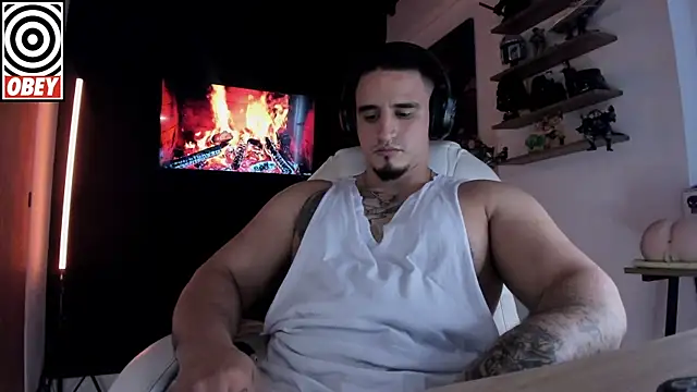 Snapshot of kingbear777 chatting on November 6, 8:04 am kingbear777 online show from November 6, 8:04 am