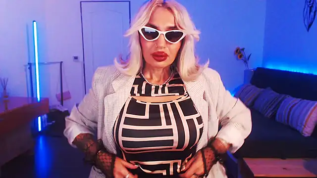 Snapshot of beauty_chl0e chatting on December 7, 8:49 pm beauty chl0e online show from December 7, 8:49 pm