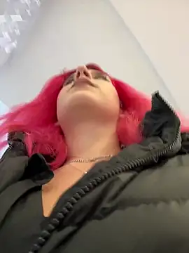 Snapshot of RiriRoseey chatting on February 4, 8:35 am RiriRoseey online show from February 4, 8:35 am