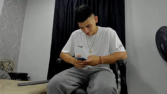 andrew rose  online show from March 14, 3:47 pm