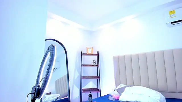 Snapshot of LindaRey_ chatting on January 19, 4:14 pm LindaRey online show from January 19, 4:14 pm