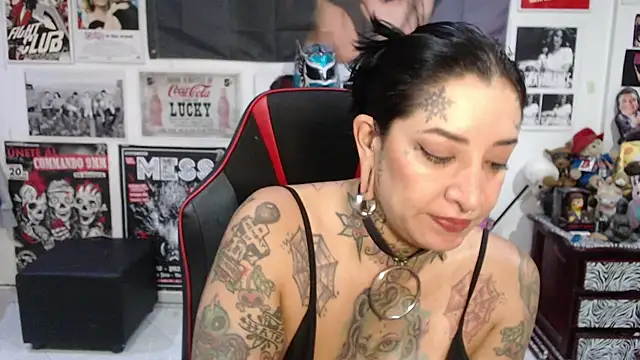 Snapshot of Rollyderolandia666 chatting on December 2, 10:05 pm Rollyderolandia666 online show from December 2, 10:05 pm