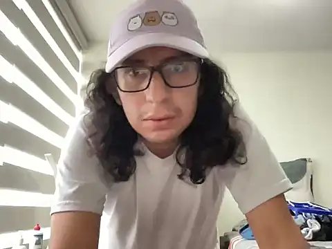 Snapshot of littlelatinhunter chatting on November 5, 9:48 pm littlelatinhunter online show from November 5, 9:48 pm