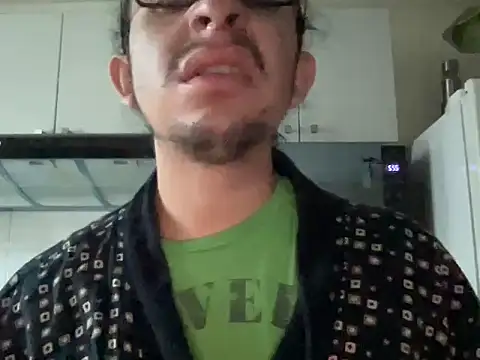 Snapshot of littlelatinhunter chatting on December 4, 11:08 am littlelatinhunter online show from December 4, 11:08 am