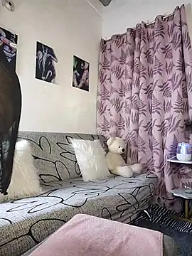 Snapshot of Charlotte_Bayron chatting on October 23, 12:32 am Charlotte Bayron online show from October 23, 12:32 am