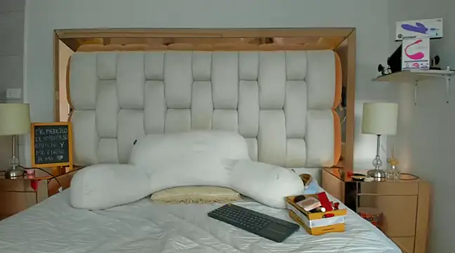 Snapshot of emilyparkerr01 chatting on December 26, 8:00 pm emilyparkerr01 online show from December 26, 8:00 pm