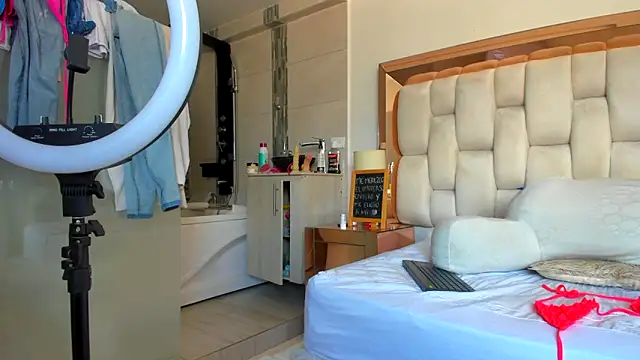 Snapshot of emilyparkerr01 chatting on March 16, 2:11 pm emilyparkerr01 online show from March 16, 2:11 pm