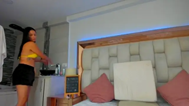 Snapshot of emilyparkerr01 chatting on December 4, 9:01 pm emilyparkerr01 online show from December 4, 9:01 pm