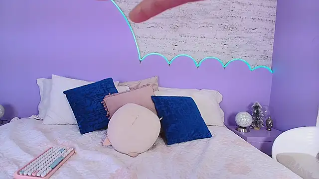 Giaa Ross online show from February 10, 7:40 pm