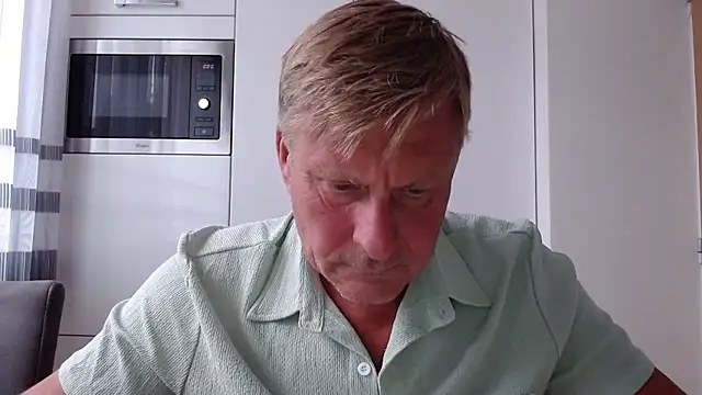 Snapshot of johnnym1 chatting on September 25, 10:41 am johnnym1 online show from September 25, 10:41 am