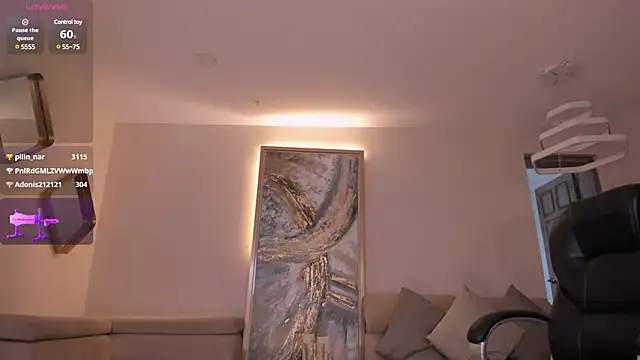 RoxanneHill  online show from March 11, 6:41 pm