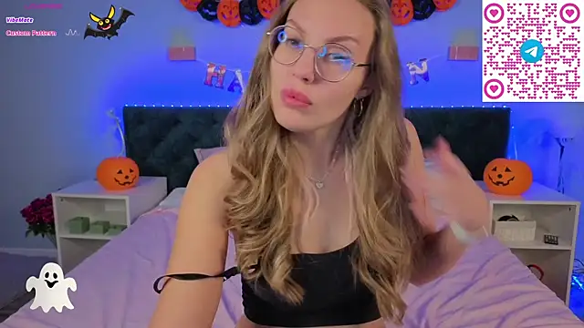 Kelly Hardy online show from October 31, 1:17 am