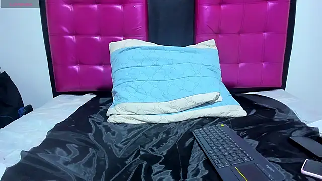 Snapshot of AlanaLars chatting on November 19, 12:10 am AlanaLars online show from November 19, 12:10 am