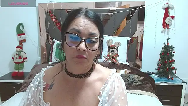 Snapshot of lindaesmeralda chatting on January 4, 2:35 pm lindaesmeralda online show from January 4, 2:35 pm